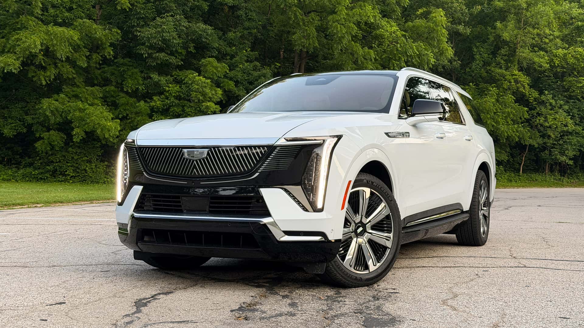 2027 Cadillac Escalade IQ, Tesla Tipi NACS Girişi ve Daha Güçlü Dahili Şarj Cihazıyla Geliyor