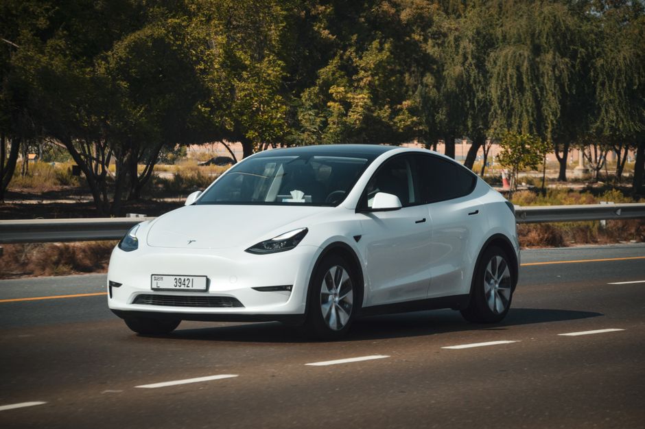 Tesla's New Three-Row Electric Crossover Exceeds Range Expectations in Edmunds' Testing