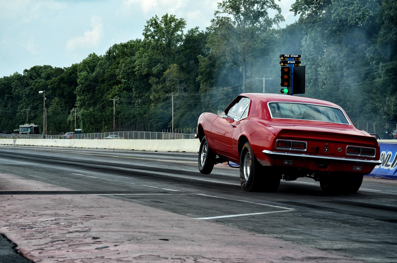 Old-School-Hybrid trifft auf moderne E-Autos in einem überraschenden Drag Race
