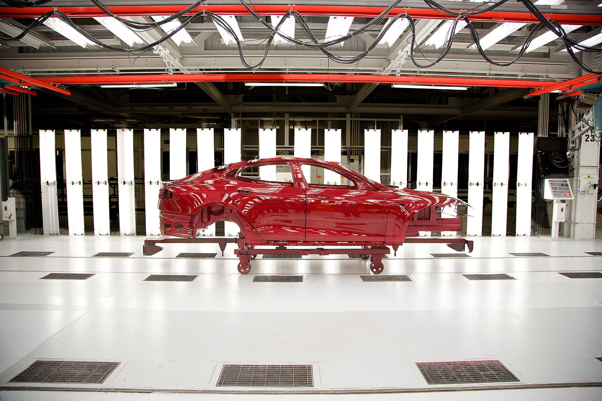 Tesla, Elektrikli Semi Kamyonlar İçin İlk Fabrikada Monte Edilmiş 1,2 MW Megacharger'ı Devreye Aldı