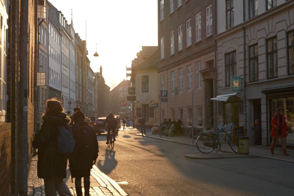 Tesla FSD muss sich bei einem Test in Dänemark einer der engsten Straßen Europas stellen