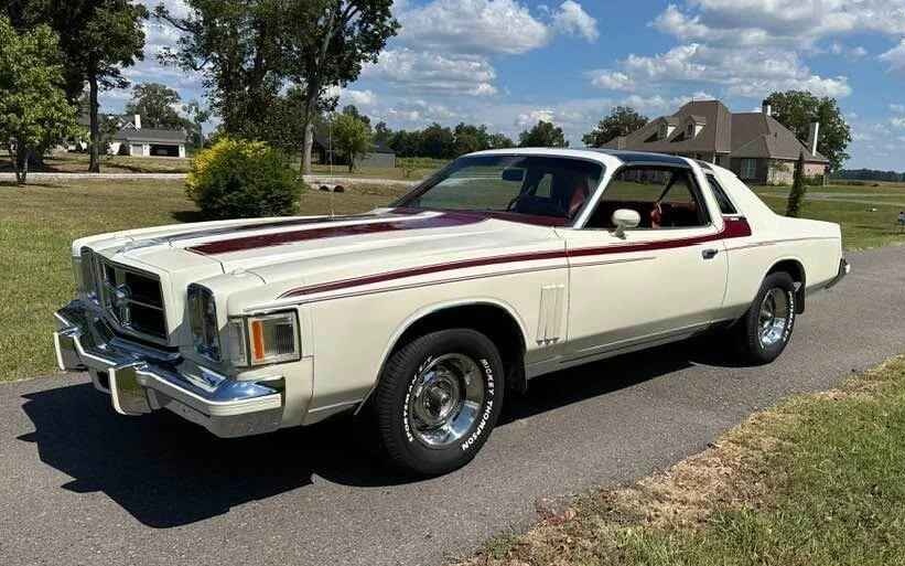 Malaise Döneminden Nadir Bir Kuş: Fabrika Çıkışı T-Top'lu 1979 Chrysler 300