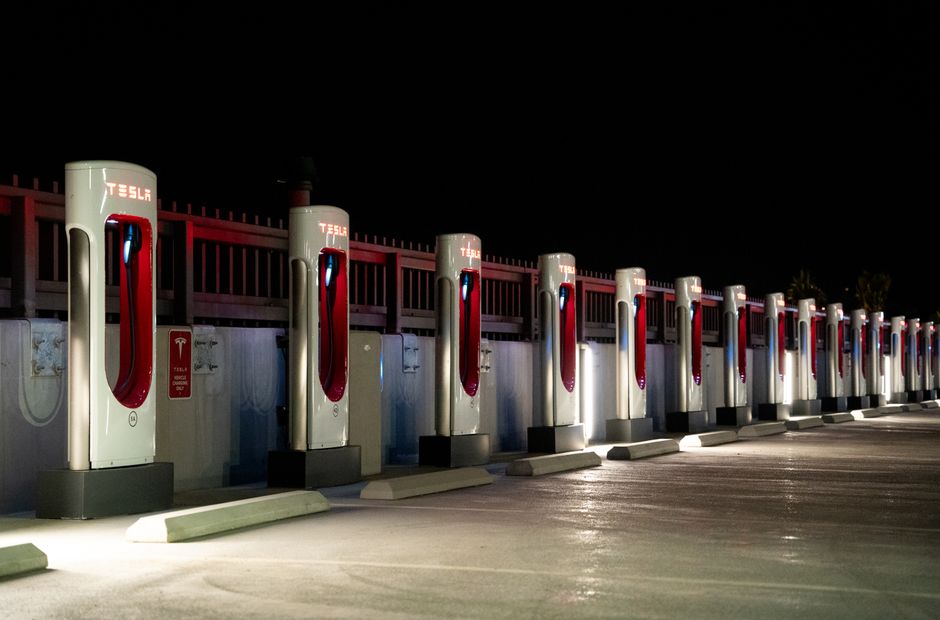 Tesla plant dedizierte Supercharger-Standorte für seine Robotaxi-Flotte