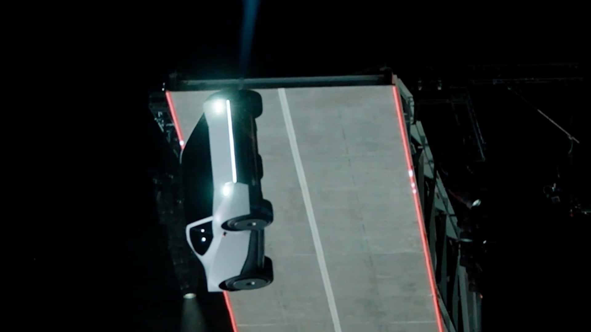 Tesla Yeni Roadster'ı Tanıttı: Şimdiye Kadarki En Çılgın Gösteri